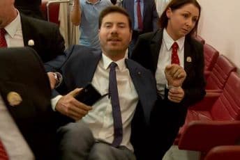 Pernara obezbjeđenje Sabora iznijelo iz sale Foto: N1