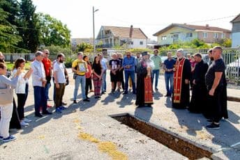 Sveštenstvo i vjernici ponovo spriječili radove na placu na Koniku (VIDEO) Sveštenstvo i vjernici ponovo spriječili radove na placu na Koniku (VIDEO)