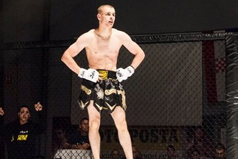 Napadač iz auta u pokretu ispalio nekoliko hitaca u sina novopazarskog "kralja džinsa" Napadač iz auta u pokretu ispalio nekoliko hitaca u sina novopazarskog "kralja džinsa"