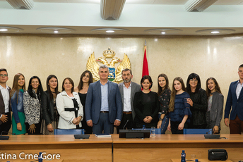 Učesnici otvorenog časa „Za ponos, čast i sobodu Crne Gore“ u Skupštini Učesnici otvorenog časa „Za ponos, čast i sobodu Crne Gore“ u Skupštini