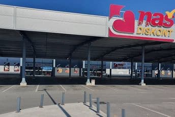 Počela primjena zakona o neradnoj nedjelji, prodavnice zatvorene ispred njih pustoš Foto: Predrag Zečević