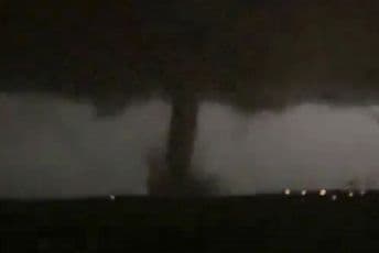 Tornado pogodio Dalas, snimci su užasavajući (Video) Tornado pogodio Dalas, snimci su užasavajući (Video)