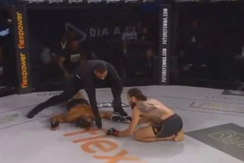 Nokautirao suparnika letećim koljenom pa molio za njega Nokautirao suparnika letećim koljenom pa molio za njega