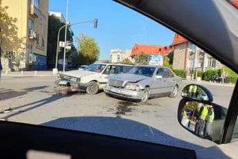 Udes na raskrsnici kod Ekonomskog fakulteta (FOTO) Foto: Luka Đurić