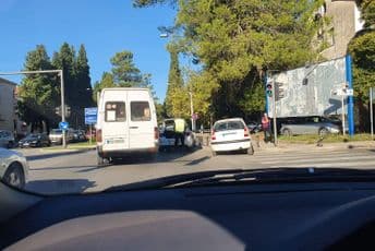 Još jedan udes u Podgorici: Zakucao se citroenom u stubiće (FOTO) Još jedan udes u Podgorici: Zakucao se citroenom u stubiće (FOTO)