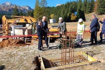 Marković položio kamen temeljac, počinje gradnja hotela Durmitor (VIDEO) Marković položio kamen temeljac, počinje gradnja hotela Durmitor (VIDEO)