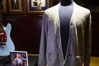 Na aukciji Kobejnov maslinasti džemper Na aukciji Kobejnov maslinasti džemper