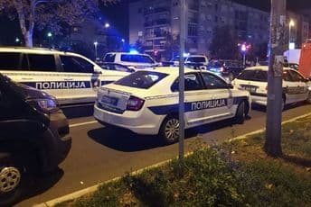 Tijelo preminule danima držao u stanu, pa pozvao drugove da mu pomognu da ga se otarasi Tijelo preminule danima držao u stanu, pa pozvao drugove da mu pomognu da ga se otarasi