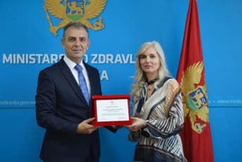 Doktorki Hajdarpašić Drešević uručena zahvalnica zbog spašavanja djeteta Doktorki Hajdarpašić Drešević uručena zahvalnica zbog spašavanja djeteta