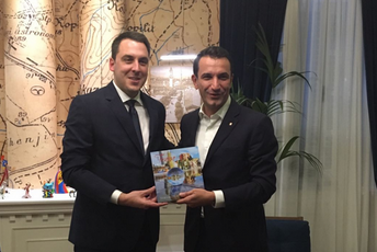 Vuković sastao se sa gradonačelnikom Tirane: Zajedno možemo uraditi mnogo i realizovati brojne projekte Vuković sastao se sa gradonačelnikom Tirane: Zajedno možemo uraditi mnogo i realizovati brojne projekte