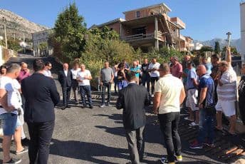 Funkcioneri DPS-a sa mještanima u obilasku nove saobraćajnice u mjesnoj zajednici Šušanj Funkcioneri DPS-a sa mještanima u obilasku nove saobraćajnice u mjesnoj zajednici Šušanj