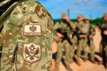 Dva crnogorska vojnika idu u Irak, obučavaće iračke vojnike Dva crnogorska vojnika idu u Irak, obučavaće iračke vojnike