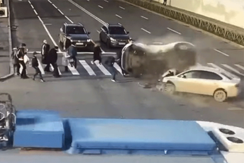 (VIDEO) Rusija: Automobili nakon sudara "pokosili" pješake (VIDEO) Rusija: Automobili nakon sudara "pokosili" pješake