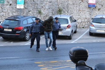 Prijatelj osumnjičenog za pljačku u Ćilipima opisao večeru u Crnoj Gori Prijatelj osumnjičenog za pljačku u Ćilipima opisao večeru u Crnoj Gori