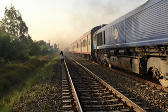 Kondukter natjerao putnike bez karte da iskoče iz voza Kondukter natjerao putnike bez karte da iskoče iz voza