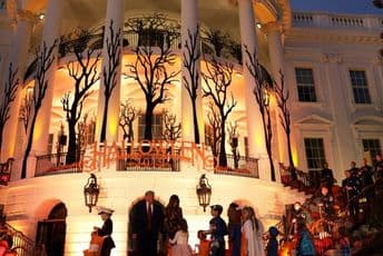 Od Bijele kuće napravili ukletu šumu:Predsjednički par obilježio Halloween Od Bijele kuće napravili ukletu šumu:Predsjednički par obilježio Halloween