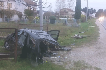 Automobil se prepolovio, putnici prošli s ogrebotinama Automobil se prepolovio, putnici prošli s ogrebotinama