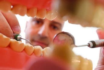 Oboren Ginisov rekord, Hrvatu izvađen zub dug 37,2 milimetra! Foto: Jutarnji.hr