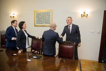 Intenziviranje poslovanja sa stanovništvom i finansiranje realnog sektora Intenziviranje poslovanja sa stanovništvom i finansiranje realnog sektora