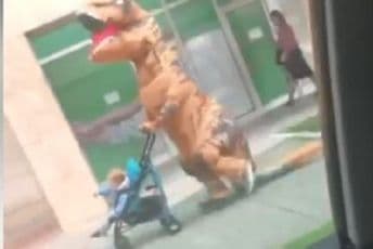 "Dinosaurus" sa kolicima šetao Podgoricom Foto: Podgorički vremeplov