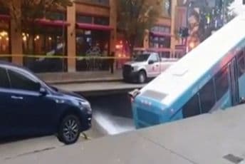 VIDEO Autobus stao na semafor pa propao kroz asfalt VIDEO Autobus stao na semafor pa propao kroz asfalt