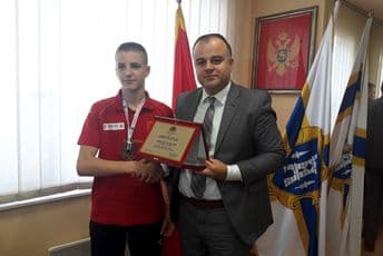 Mikuliću plaketa i novčana nagrada HN opštine Mikuliću plaketa i novčana nagrada HN opštine