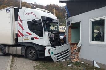 Bijelo Polje: Šleper se zakucao u ugostiteljski objekat Bijelo Polje: Šleper se zakucao u ugostiteljski objekat