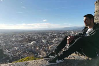 Mladić izboden zbog antifašističke majice optužen za „učešće u tuči“ Mladić izboden zbog antifašističke majice optužen za „učešće u tuči“