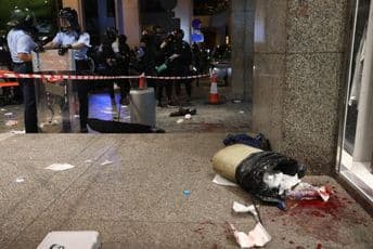 Uznemirujući video: Demonstrant političaru odgrizao uvo (FOTO, VIDEO) Uznemirujući video: Demonstrant političaru odgrizao uvo (FOTO, VIDEO)