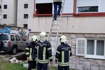Tivat: Vatrogasci spasili staricu Tivat: Vatrogasci spasili staricu
