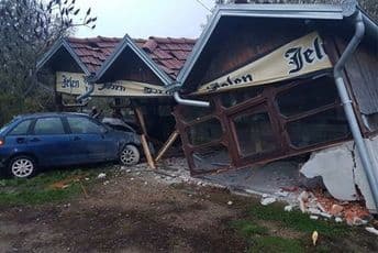 Uletio automobilom u kafanu Uletio automobilom u kafanu