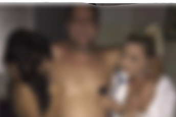 Pacijent se slikao sa dvije gole žene u Dobroti, pokrenuta istraga Pacijent se slikao sa dvije gole žene u Dobroti, pokrenuta istraga