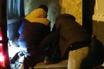 Prevozio migrante u drvenom sanduku, policija objavila snimak Prevozio migrante u drvenom sanduku, policija objavila snimak