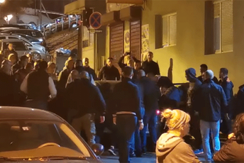 Dvojica muškaraca kolima pokušala da probiju Vučićevo obezbjeđenje Dvojica muškaraca kolima pokušala da probiju Vučićevo obezbjeđenje