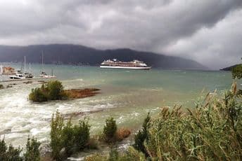"Opera" odustala, a kruzer "Celebrity Constellation" otežano ulazi u zaliv zbog jakog juga Radio Kotor