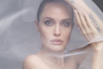 FOTO: Anđelina Džoli pozirala potpuno naga FOTO: Anđelina Džoli pozirala potpuno naga