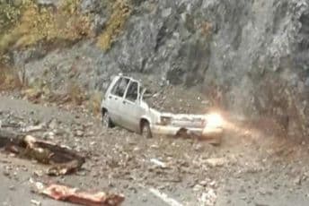 Odron zatrpao automobil, saobraćaj prekinut Odron zatrpao automobil, saobraćaj prekinut