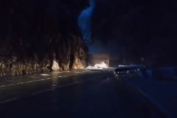 Oprezno kroz Kanjon Morače, put potpuno potopljen (VIDEO) Oprezno kroz Kanjon Morače, put potpuno potopljen (VIDEO)