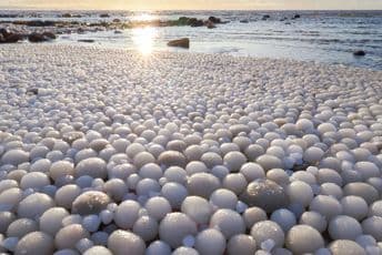 Kako su "ledena jaja“ prekrila plažu? Kako su "ledena jaja“ prekrila plažu?
