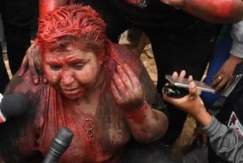 Demonstranti u Boliviji ofarbali i ošišali gradonačelnicu (VIDEO) Foto: Profimedia
