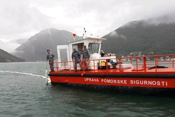 Zagađenja nema, čistili more upijajućim branama Radio Tivat