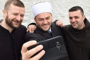 Fotografije efendije, fratra i paroha osvojile društvene mreže Fotografije efendije, fratra i paroha osvojile društvene mreže