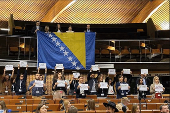 Mladi iz BiH poslali poruku Makronu u srcu Francuske Mladi iz BiH poslali poruku Makronu u srcu Francuske