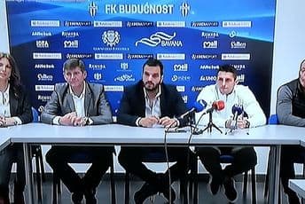 Direktor Budućnosti u klinču sa novinarima Direktor Budućnosti u klinču sa novinarima