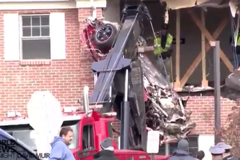 (VIDEO) Automobil završio na drugom spratu, poginuli mladići (VIDEO) Automobil završio na drugom spratu, poginuli mladići
