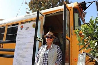 Penzionerka starim školskim autobusom koji je pretvorila u dom putuje širom zemlje Penzionerka starim školskim autobusom koji je pretvorila u dom putuje širom zemlje