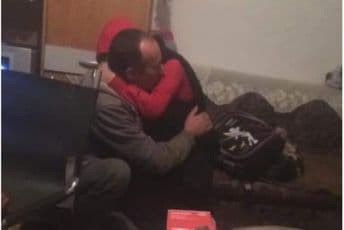 Potresna fotografija  kruži internetom: Otac ide u zatvor zbog sječe drva za ogrijev Potresna fotografija  kruži internetom: Otac ide u zatvor zbog sječe drva za ogrijev