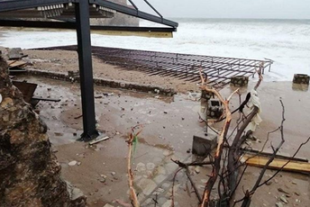 Veliko nevrijeme širom Crne Gore, oluja nosi sve pred sobom Veliko nevrijeme širom Crne Gore, oluja nosi sve pred sobom