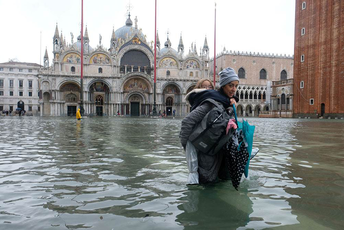 Venecija pod vodom, šteta od nekoliko stotina miliona eura (VIDEO) Foto: Reuters / Manuel Silvestri