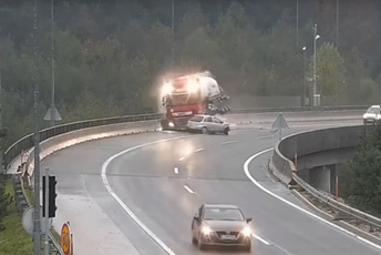 Slovenija: Kamion pao s nadvožnjaka, vozač poginuo Slovenija: Kamion pao s nadvožnjaka, vozač poginuo